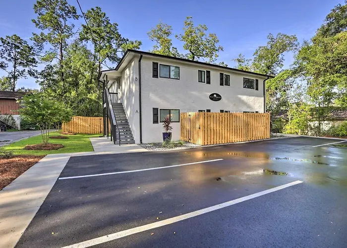 Cozy W/ Spacious Yard! *