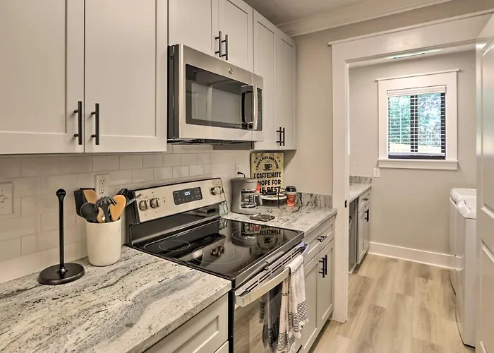 Cozy W/ Spacious Yard! Apartamento *